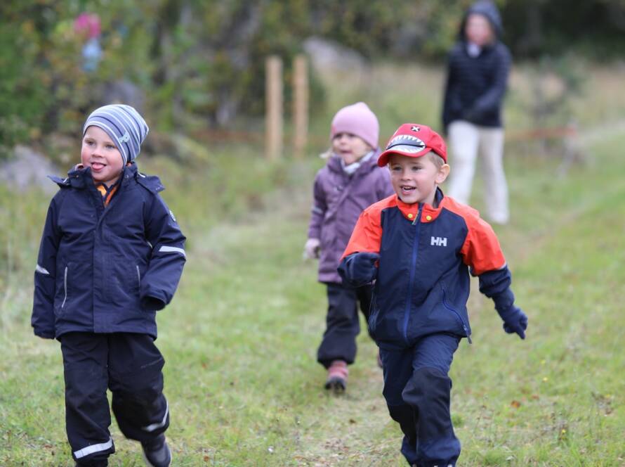 Rörelseträning för barn - Barn som går i skogen