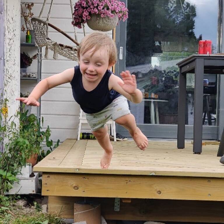 Barn som leker och flyger fram.