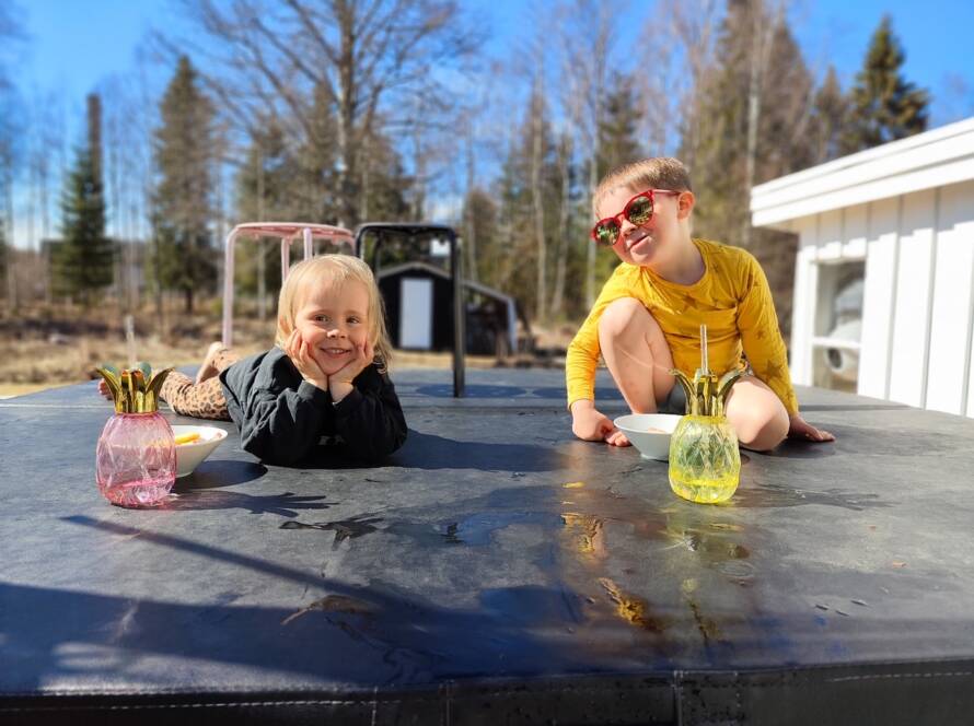 Barn som äter ute på sommaren