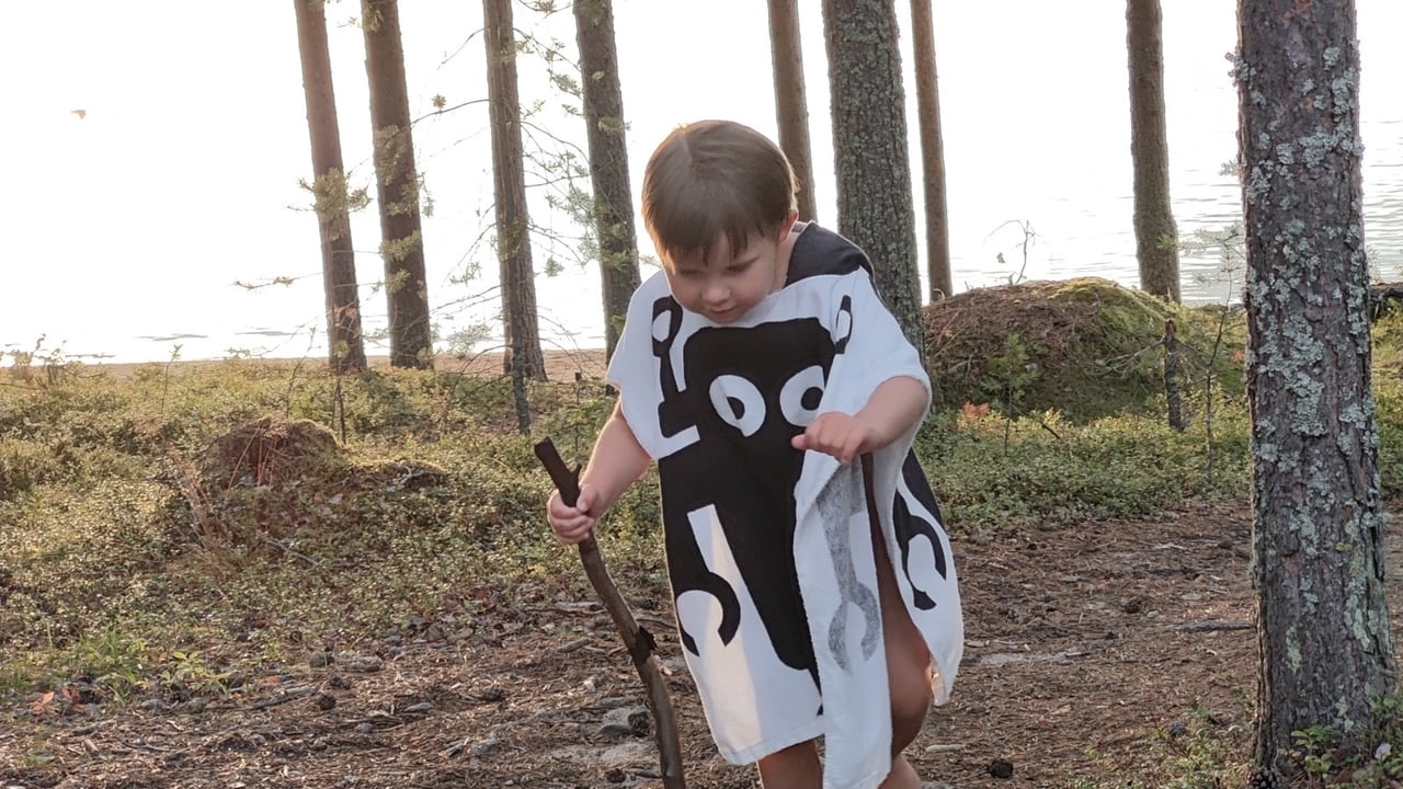 Pojke leker i skogen